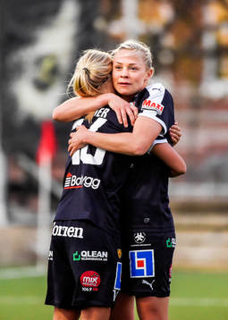 Linköpings Fridolina Rolfö ofamnar Pernille Harder