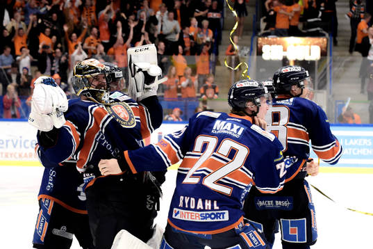 Växjös målvakt Cristopher Nihlstorp jublar
