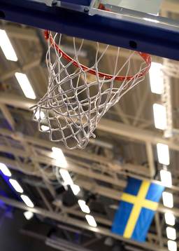 Basketkorg med svenska flaggan i bakgrunden innan SM-final