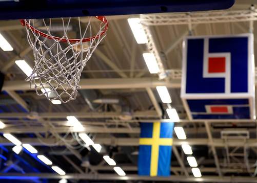 Basketkorg med svenska flaggan i bakgrunden innan SM-final