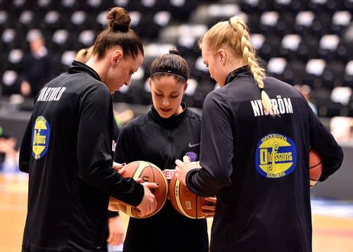 s Anna Barthold(v) Katie Bussey(m) och Allis Nyström(h)