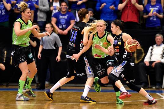 s Katie Bussey försöker gå förbi Udominate:s Frida Aili