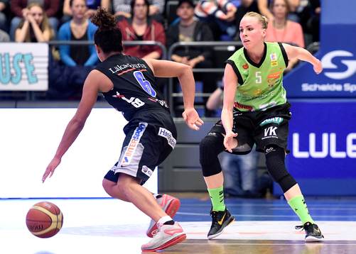 s Agnes Nordström i försvar mot Northland:s Miah-Marie