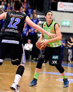 s Ilaria Zanoni med bollen