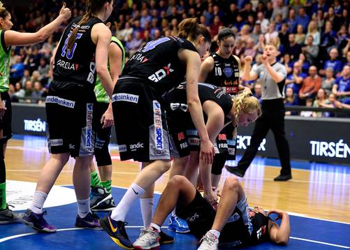 s Miah-Marie Langlois blir liggande på golvet