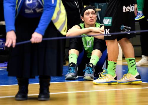 s Ilaria Zanoni sitter och deppar på golvet
