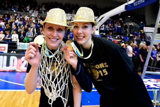s Anna Barthold( och Tina Trebec(h) med sina Guldmedaljer