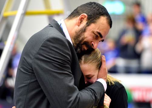 s Head coach Jens Tillman kramar om en gråtande Martina