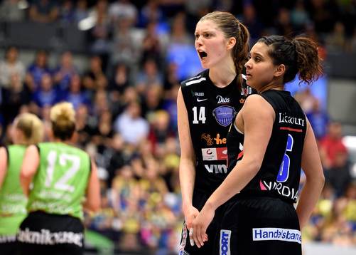 s Josefin Vesterberg(v) och Miah-Marie Langlois(h) jublar
