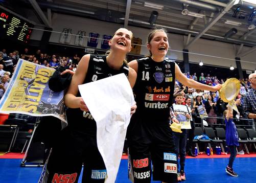 s Martina Stålvant(v) och Josefin Vesterberg(h) jublar