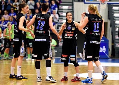 s Katie Bussey samlar sina medspelare