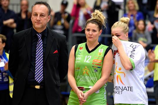 s assisterande coach Bo ågren malm(v) Pamela Blomberg(m)