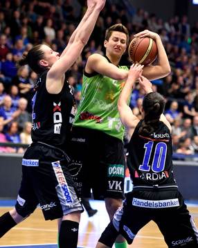 s Klaudia Lukacovicova blir stoppad av Anna Barthold(v) och