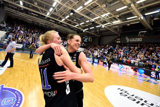 s Allis Nyström(v) kramar om Anna Barthold(h)