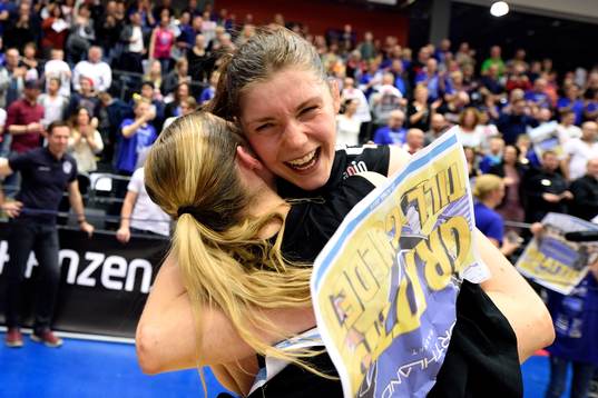 s Josefin Vesterberg kramas av Martina Stålvant
