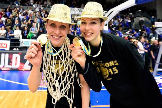 s Anna Barthold(v) och Tina Trebec(h) visar upp sina