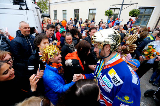 Växjös Noah Welch när Växjö firar SM-guld på