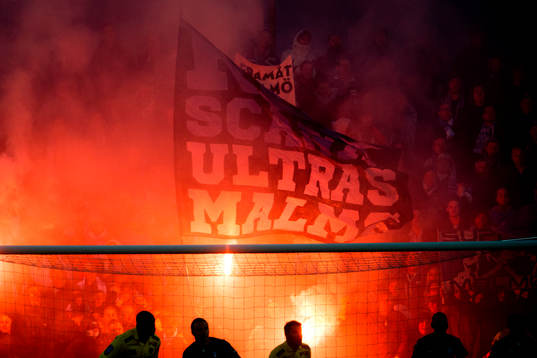 Malmö FFs supportrar eldar bengaler
