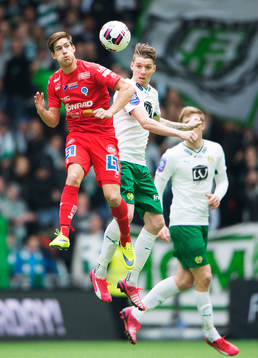 Åtvidabergs Victor Sköld i en nickduell med Hammarbys