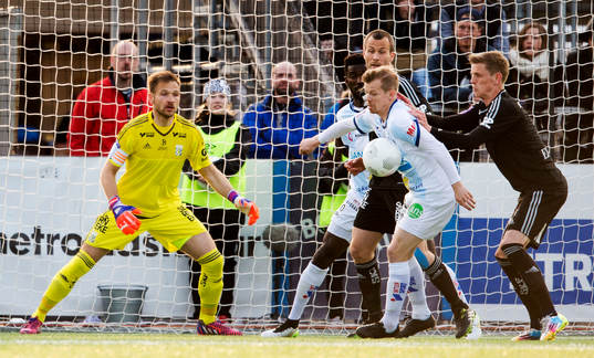 IFK Göteborgs målvakt John Alvbåge, Hjalmar Jonsson, och