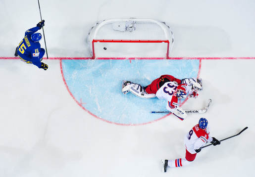 Sveriges Mattias Sjögren jublar när 0-1-pucken från Joel