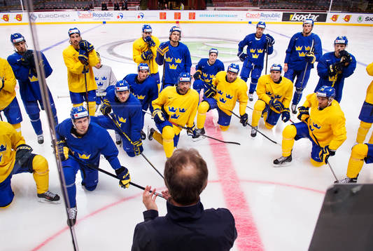 Förbundskapten Pär Mårts har en genomgång med spelarna
