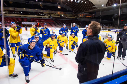 Förbundskapten Pär Mårts har en genomgång med spelarna