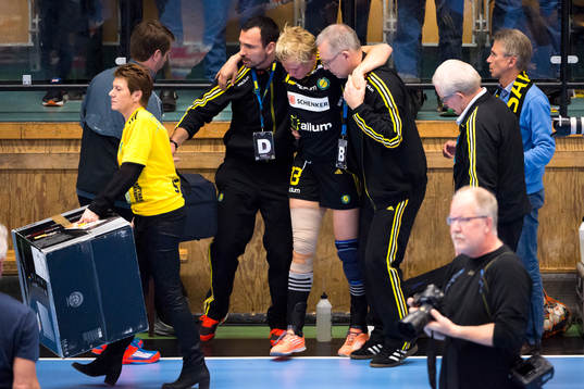 Sävehofs Elin Karlsson får hjälp att lämna planen