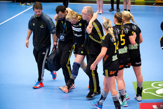 Sävehofs Elin Karlsson får hjälp att lämna planen
