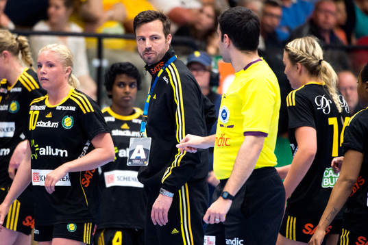 Sävehofs tränare Henrik Signell reagerar mot domaren