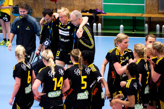 Sävehofs Elin Karlsson får hjälp att lämna planen
