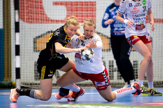Kamp om bollen mellan Sävehofs Elin Karlsson och Skövdes