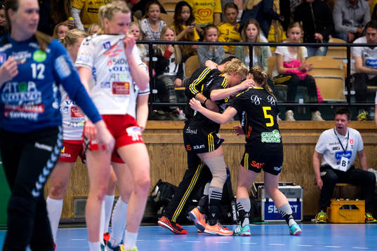 Sävehofs Elin Karlsson får hjälp att ta sig av planen