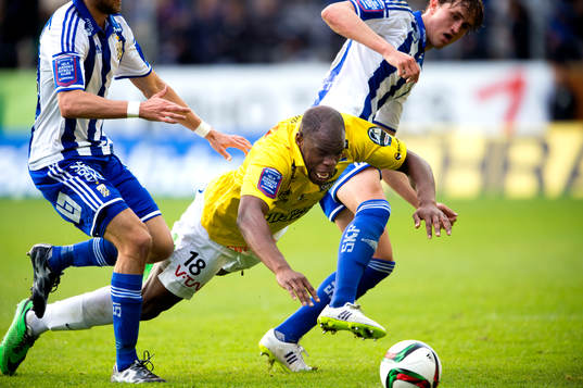 Falkenbergs Hakeem Araba faller