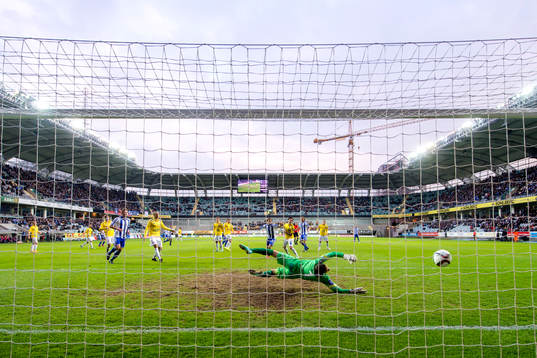 IFK Göteborgs Sören Rieks gör 1-0 bakom Falkenbergs
