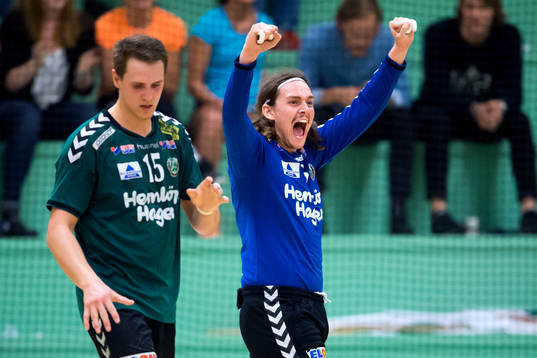 Önnereds målvakt Adam Krantz jublar