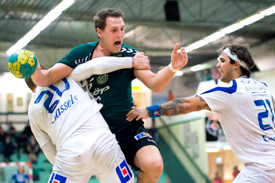 Önnereds Henrik Karlsson stoppas i ett anfall av Aranäs