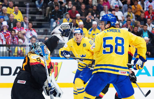Tysklands målvakt Timo Pielmeier plockar en puck framför