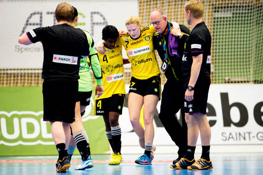 Sävehofs Johanna Forsberg får hjälp av planen