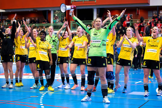 Sävehofs målvakt Filippa Idéhn jublar med laget
