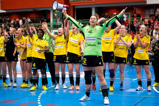 Sävehofs målvakt Filippa Idéhn jublar med laget