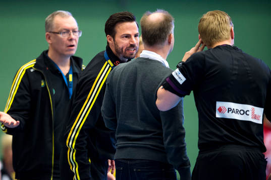 Sävehofs tränare Henrik Signell diskuterar med
