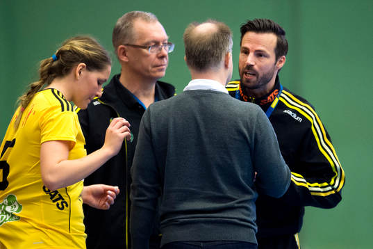 Sävehofs tränare Henrik Signell diskuterar med