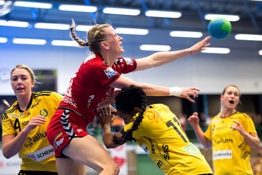 Skövdes Anna-Maria Johansson stoppas av Sävehofs Edijana