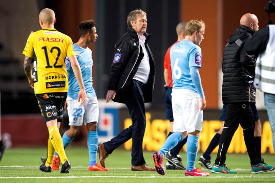Malmö FFs tränare Åge Hareide lämnar planen