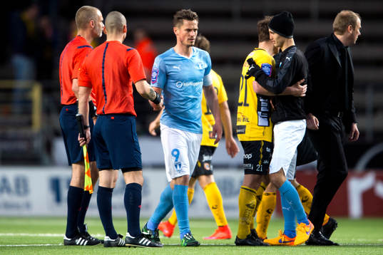 Malmö FFs Markus Rosenberg tackar domarna