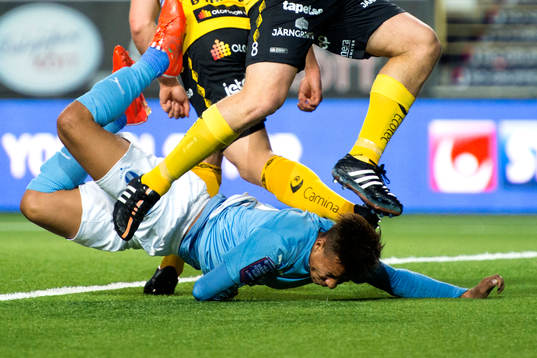 Malmö FFs Tobias Sana faller