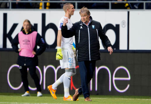 Malmö FFs tränare Åge Hareide vinkar till sig sina