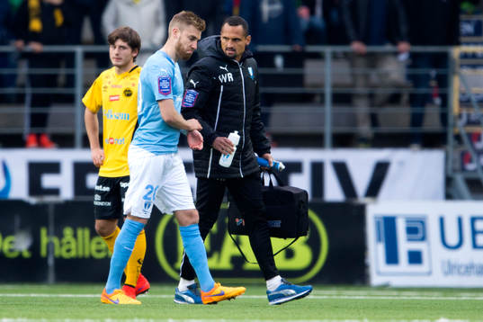 Malmö FFs Rasmus Bengtsson lämnar planen