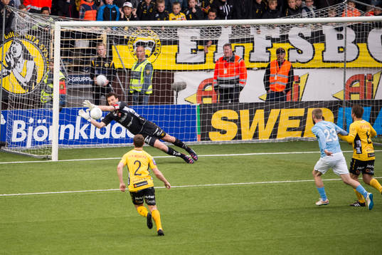Elfsborgs målvakt Kevin Stuhr - Ellegaard räddar skott